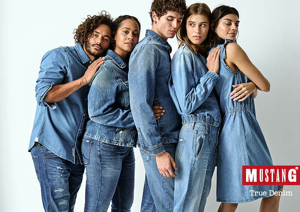 Fünf Personen in Kleidung von MUSTANG Jeans