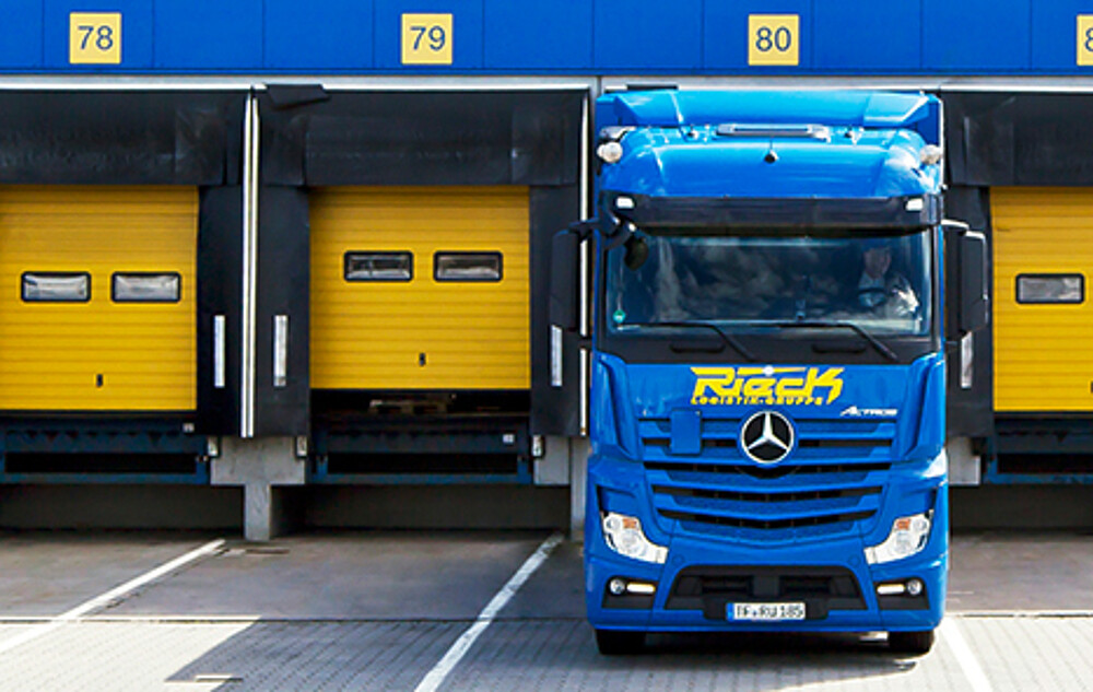 LKW vor dem Gebäude der Rieck Logistik-Gruppe