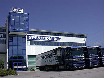 Gebäude Johann Dettendorfer Spedition Ferntrans GmbH & Co. KG mit drei LKW