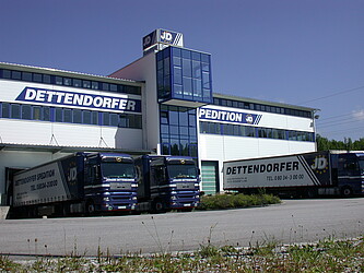 Gebäude Johann Dettendorfer Spedition Ferntrans GmbH & Co. KG mit drei LKW