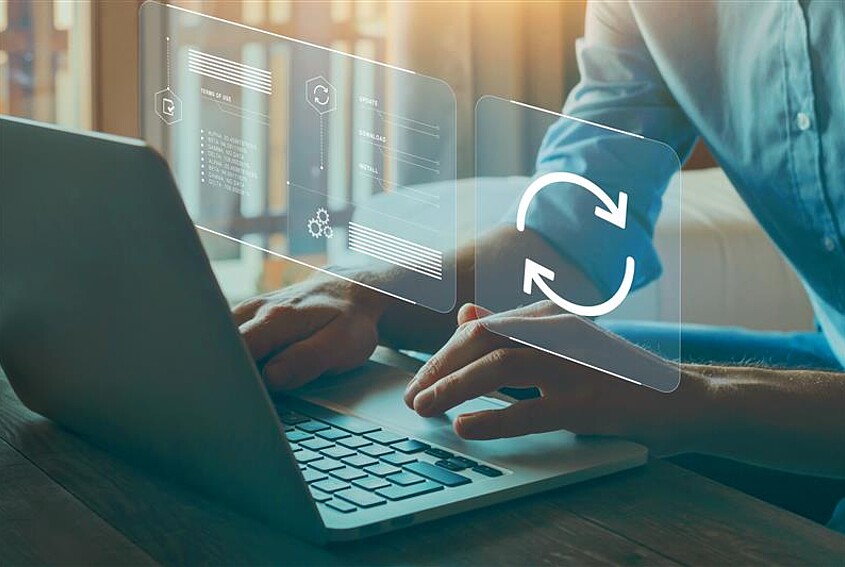 WSUS Header Laptop mit Person