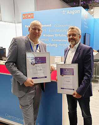 Alexander Stühl (links) nimmt die PUR-2020-Auszeichnungen von Peter Burghardt, Geschäftsführer von techconsult, entgegen.