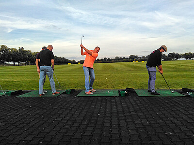 Aagon Partnertag Gäste beim Golf-Abschlag