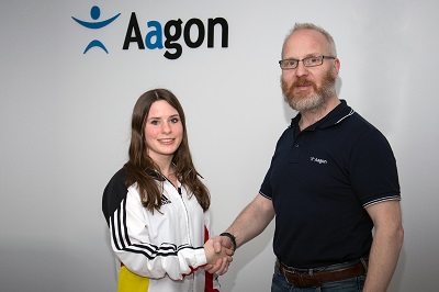 Shara Hubrich und Wilko Frenzel beim Händeschütteln