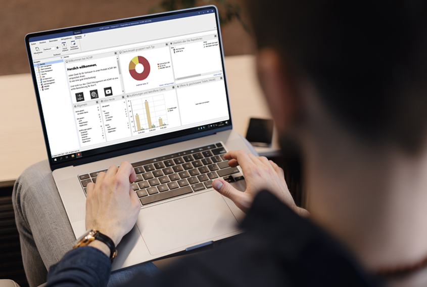 Abbildung eines Laptops mit der acmp Console auf dem Bildschirm