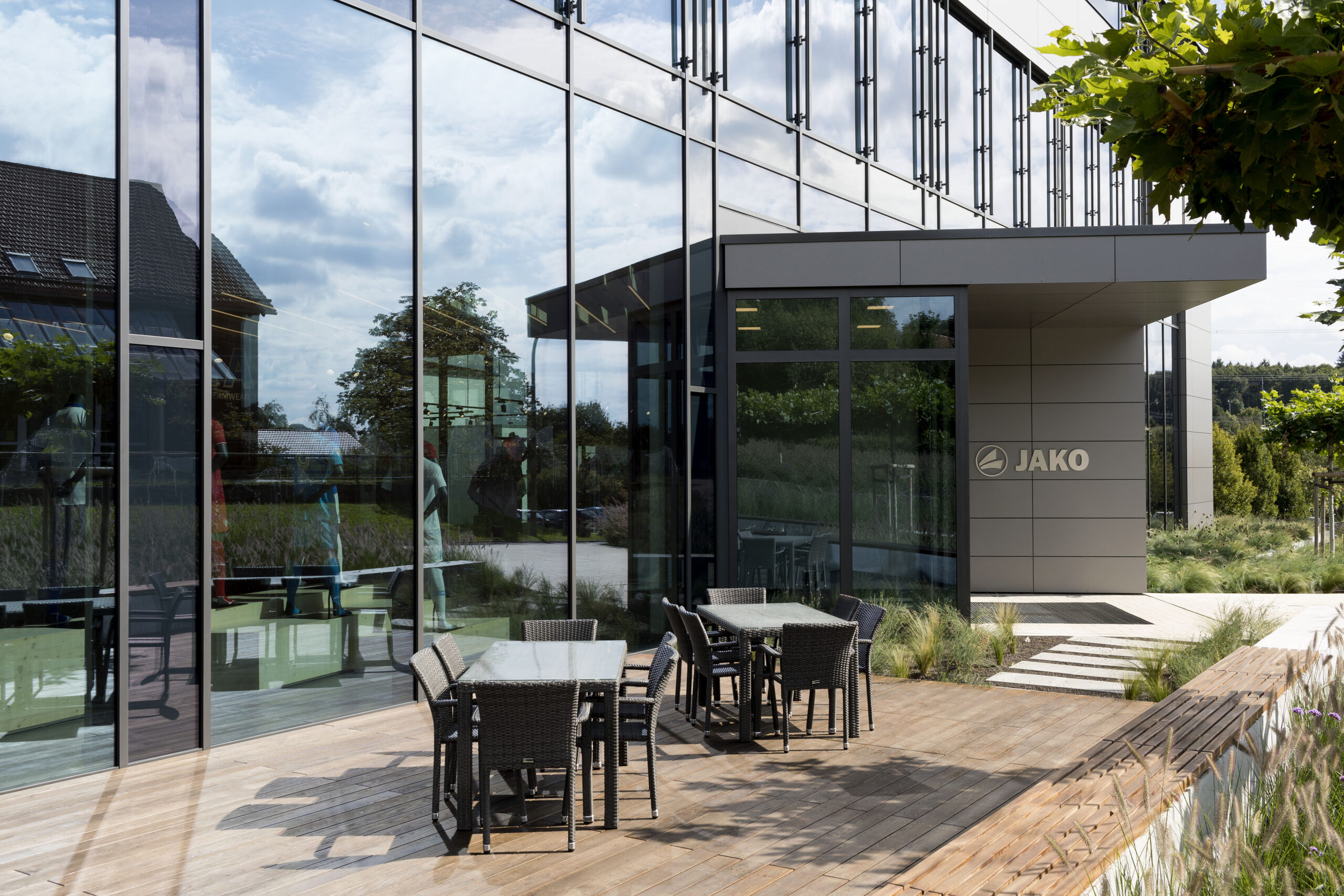 Exterior view of the Teamcenter entrance from Jako