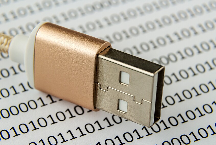csm_closeup-shot-usb-cable-piece-paper-with-numbers-codes-written-it_d4dd9a49a7